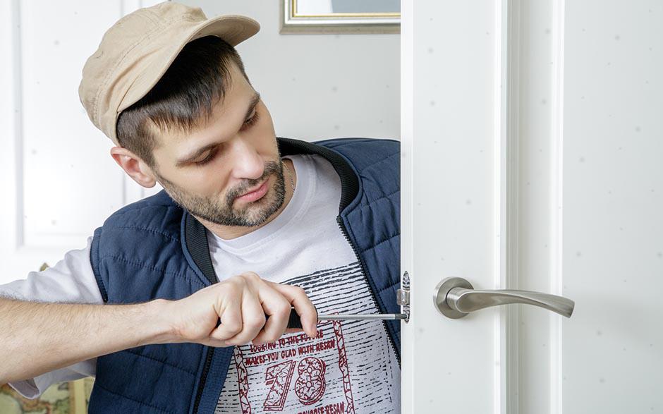 serrurier pour ouverture de porte coincée Paris 16