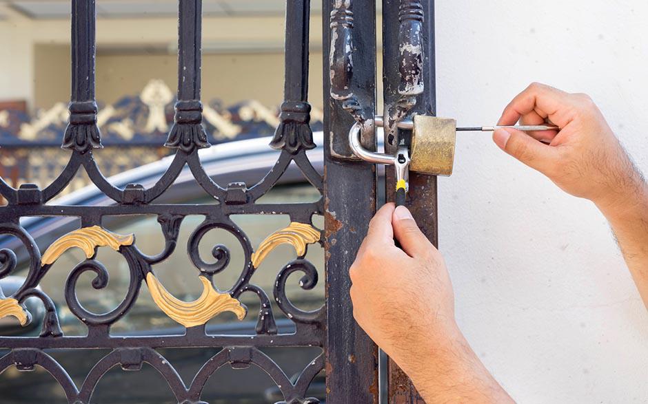 serrurier pour ouverture de porte coincée Paris 16